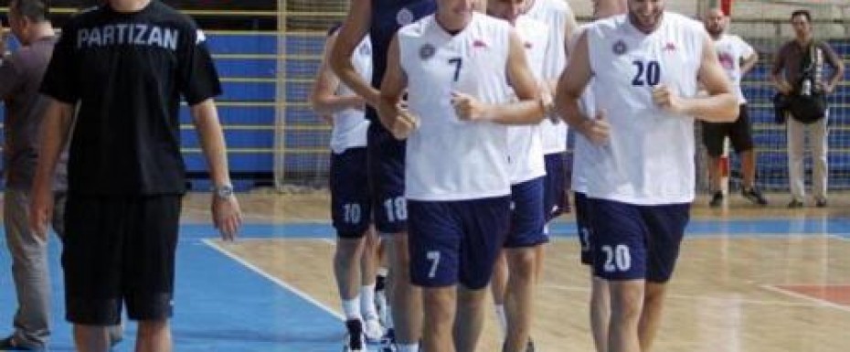 Crno-beli rade punom parom