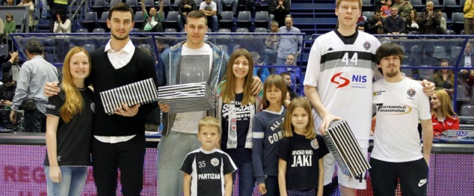 Poseban poklon Berti, Leu i Gagiju od navijača