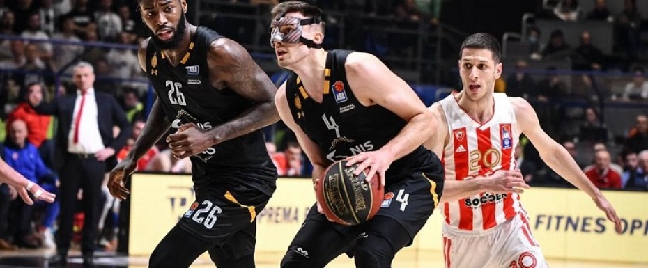 Pionir je crno-beli