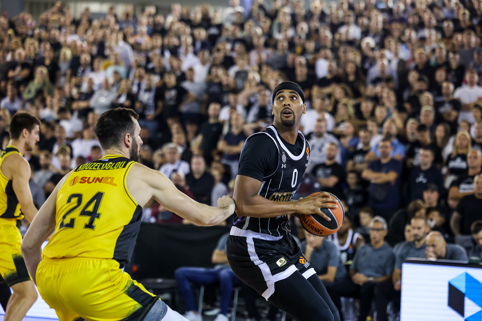 NIS Open Air: Crno-beli savladali AEK u Hali 3 Beogradskog sajma